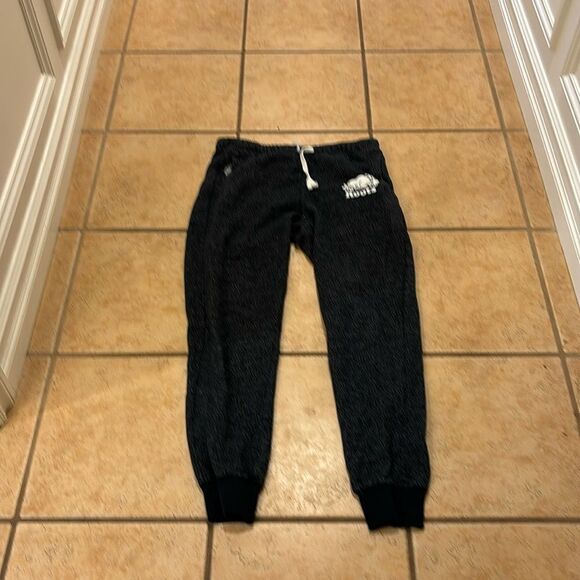 Roots black and white sweatpants. The drawstring on one side is nonexistent - Picture 1 of 9